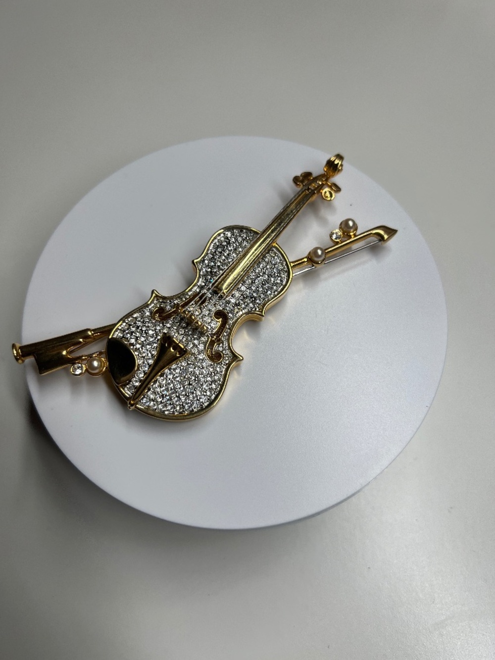 Authentic Swarovski Swan Marked Violin Bow Brooch Pin Gold Tone Rhinestone Pearl